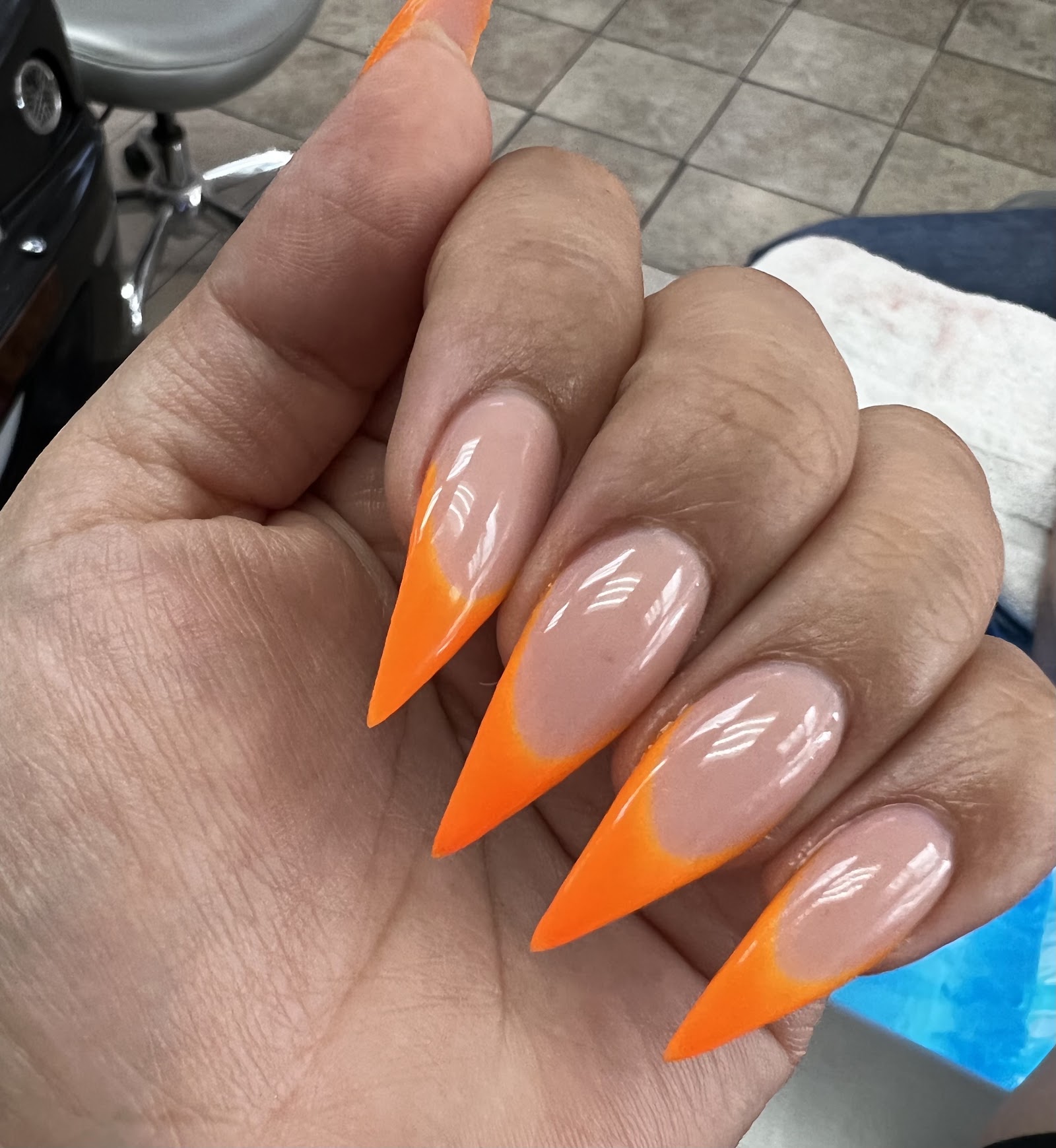 102 Nails & Spa logo